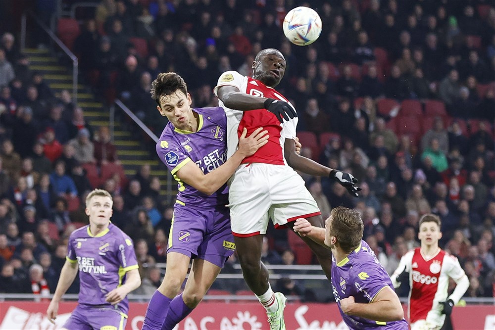 Twee paar ogen kijken naar Ajax – FC Volendam